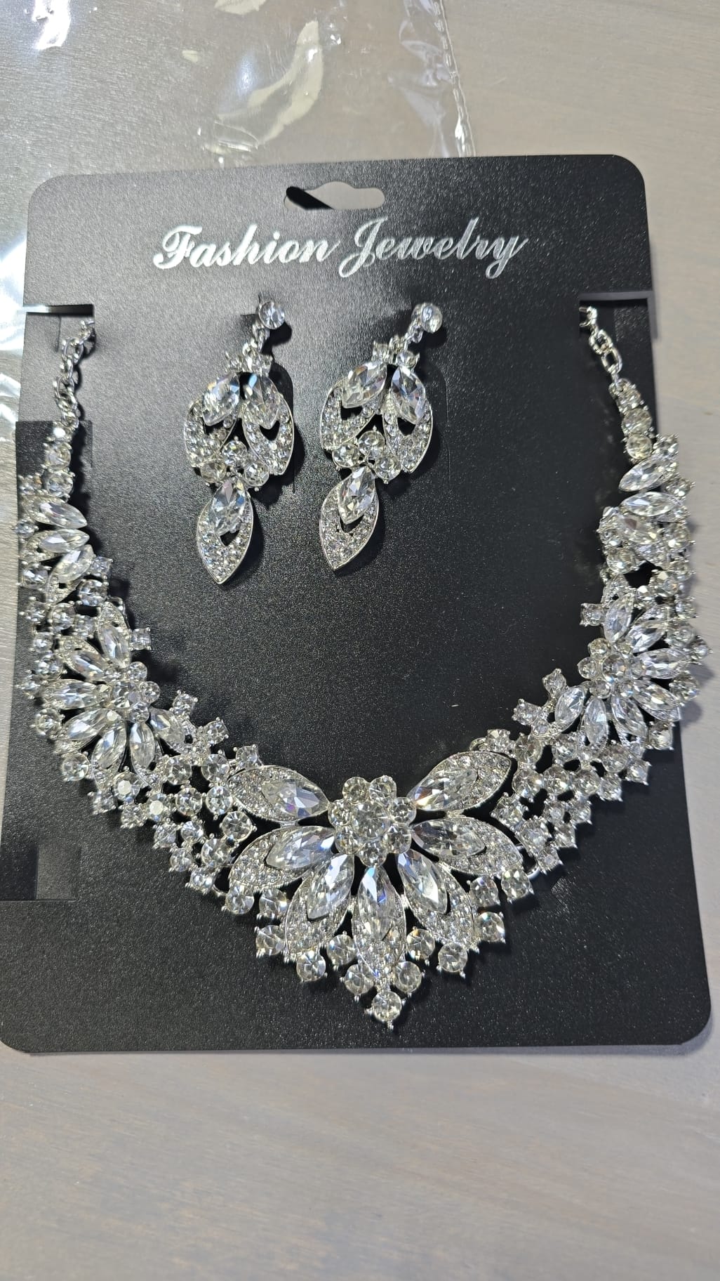 Radiant Stone Jewelry Set: Exquisite Elegance for Every Occasion