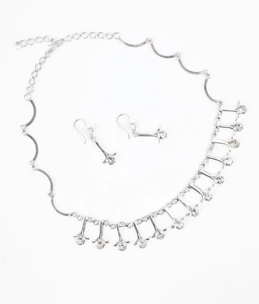 Charming Silver Necklace Set with a Modern Touch